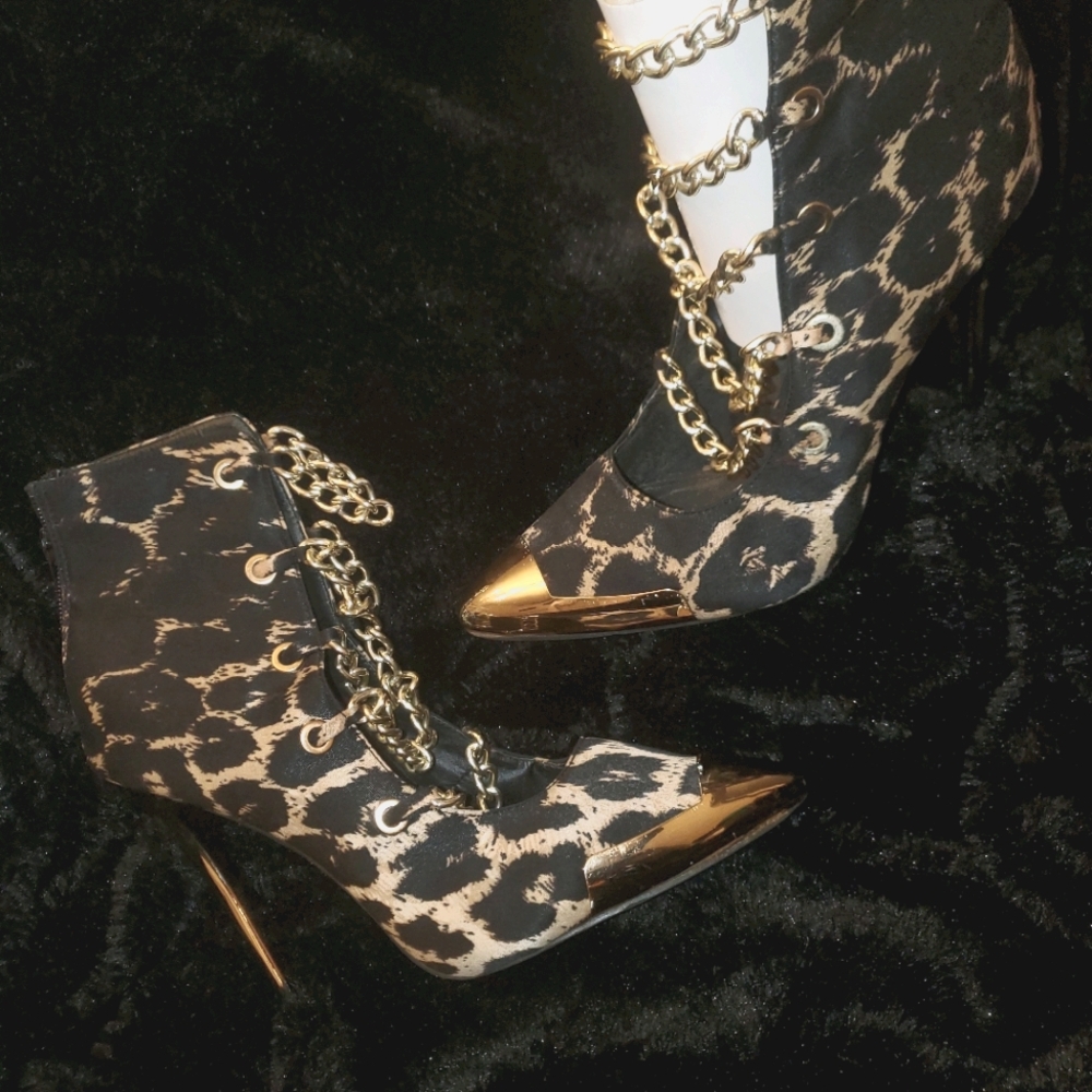 High heels shoes with Gold details